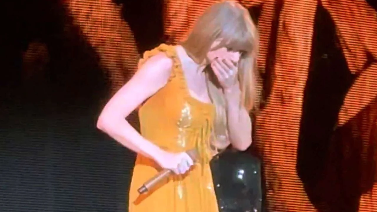 Taylor Swift sahnede yine böcek krizi yaşadı - SacitAslan.com