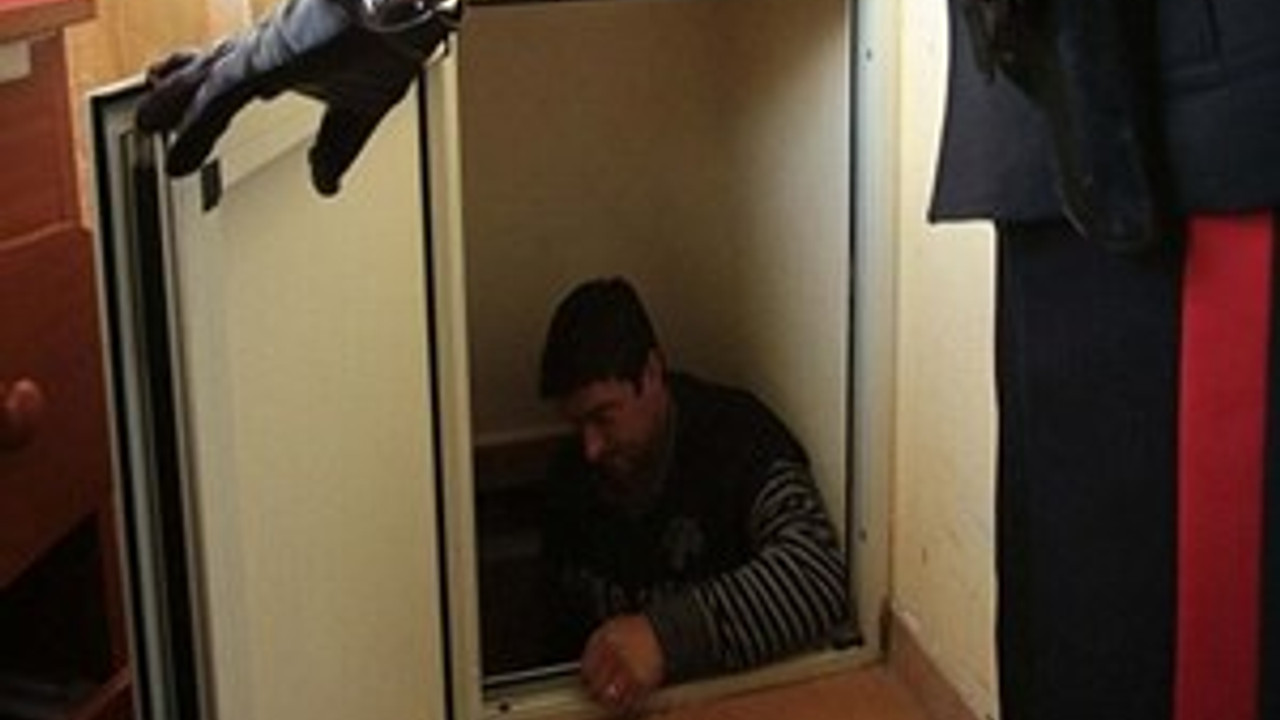 Где прятался бандит. Vlog бандитки грабим. Где прятался бандит. Трое бандитов. Полицейский ловит преступника.