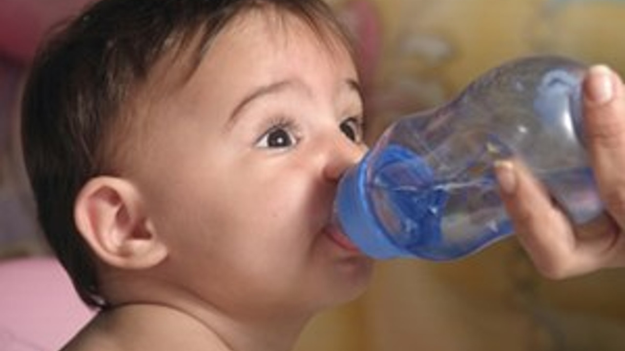 Можно новорожденному пить воду. Грудничок в воде. Водичка новорожденному. Вода для грудничка при искусственном. Специальная вода для новорожденных.