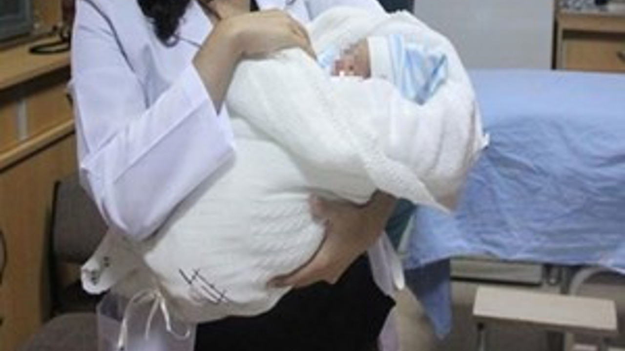 Beş günlük bebeği bırakıp kaçtılar