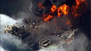 Meksika körfezi'nde petrol platformu yanıyor..