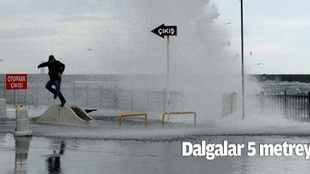 Tekirdağ'da dalgalar 5 metreyi aştı