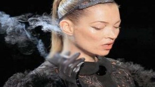 Kate Moss podyumda sigara içti!..