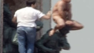 Taksim Meydanı'nda çıplak adam şoku