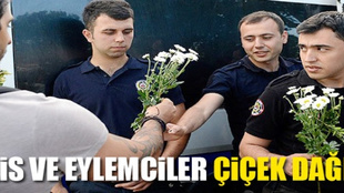 Polis ve eylemciler karşılıklı çiçek dağıttı