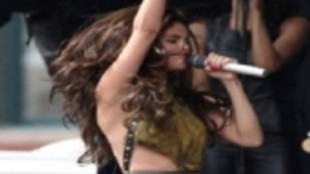 Selena Gomez sahneye külotsuz çıktı