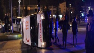 Ambulansla minibüs çarpıştı: 5 yaralı