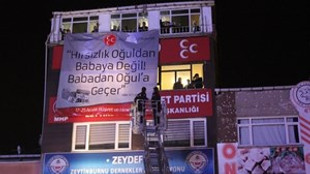 MHP'nin 'yolsuzluk pankartı'na polis müdahalesi!