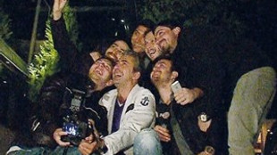Erkan Petekkaya gazetecilerle 'selfie' yaptı!
