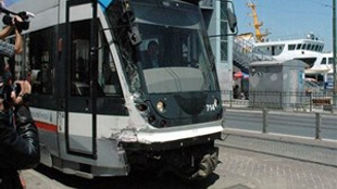 Sirkeci'de Tramvay ile İETT otobüsü çarpıştı