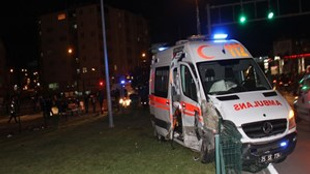 Ambulans ile otomobil çarpıştı: 4 yaralı