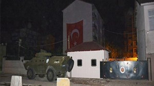 PKK Bitlis'te polis lojmanlarına saldırdı!