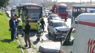 İstanbul'da belediye otobüsü kaza yaptı!