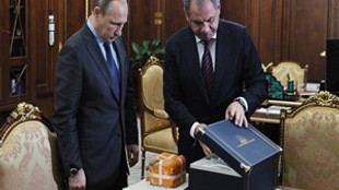 Vladimir Putin'e 'kara kutu' şoku!...
