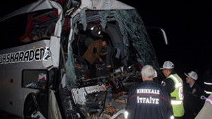 Kırıkkale'de yolcu otobüsüyle kamyon çarpıştı!