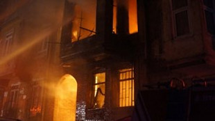 Fatih'te tarihi binada korkunç yangın!..