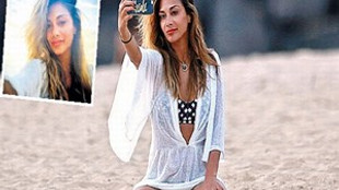 Güzel şarkıcıdan plaj selfiesi!