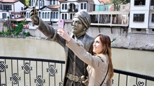 'Selfie çeken şehzade' heykeli tartışma yarattı!