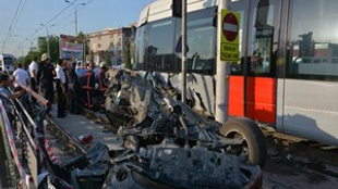 İstanbul'da tramvay otomobili biçti!