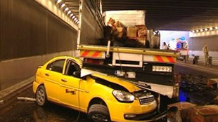 Alt geçitte korkunç trafik kazası!..