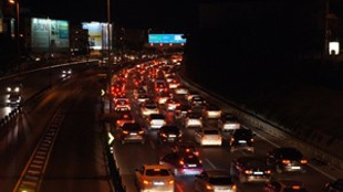 İstanbul’da trafik yoğunluğu gece de devam etti