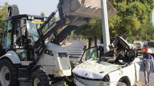 Kağıt gibi olan otomobilden sağ çıktılar