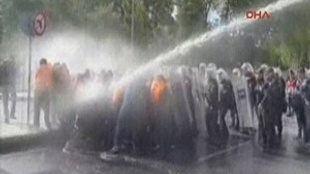 Taksim'e çıkmak isteyen gruba TOMA'lı müdahale