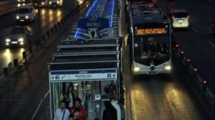 Metrobüs polise çarptı!