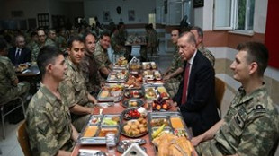 Erdoğan, askerle iftar yaptı