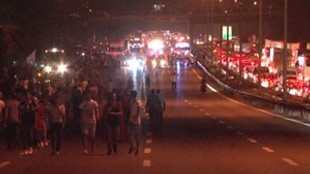 Vatandaşlar FSM Köprüsü'nü trafiğe kapattı