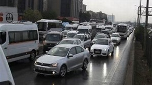 İstanbul trafiğini yaz yağmuru vurdu!...