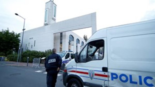 Fransa'da cami önünde silahlı çatışma