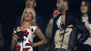 Pamela Anderson'dan genç sevgilisine destek!