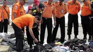 Endonezya uçağın enkazını arıyor