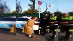 Polis çevirmesine takılan kadın öğr