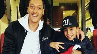 Mesut Özil'den küçük hayranına büyük jest
