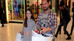 Ozan Doğulu ve kızı alışverişte görüntülendi