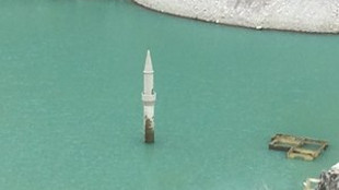 Su seviyesi düştü, cami minaresi ortaya çıktı!