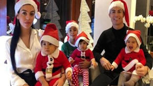 Cristiano Ronaldo ailesiyle Noel’i kutladı