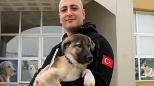 Polis memuru, kurtardığı köpeği sah