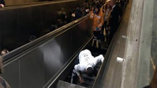 Metroda yürüyen merdiven kazası!