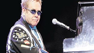 Elton John küfür ederek sahneyi terk etti!