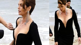 Cindy Crawford gençlere taş çıkarttı