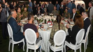 Erdoğan, Mehmetçikle iftar yaptı