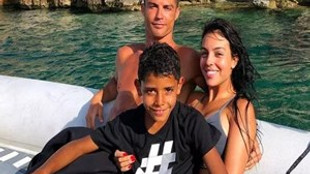 Cristiano Ronaldo ailece tatilde