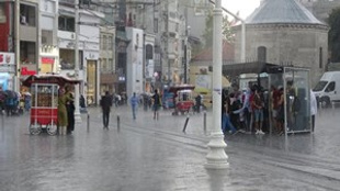 İstanbul’da şiddetli yağış etkili oluyor