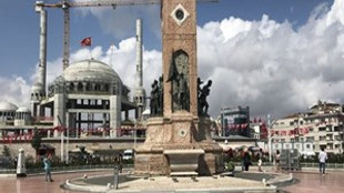 Taksim Cumhuriyet Anıtı'na büyük ayıp