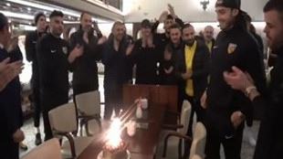 Levent Gülen'e deplasman dönüşü doğum günü kutlaması
