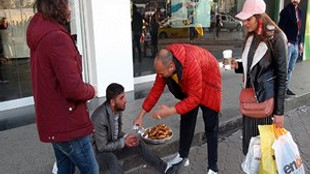 Taksim Meydanı'nda hayrete düşüren dilencilik yöntemi