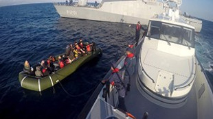 Şişme lastik botta 15'i çocuk 41 mülteci yakalandı